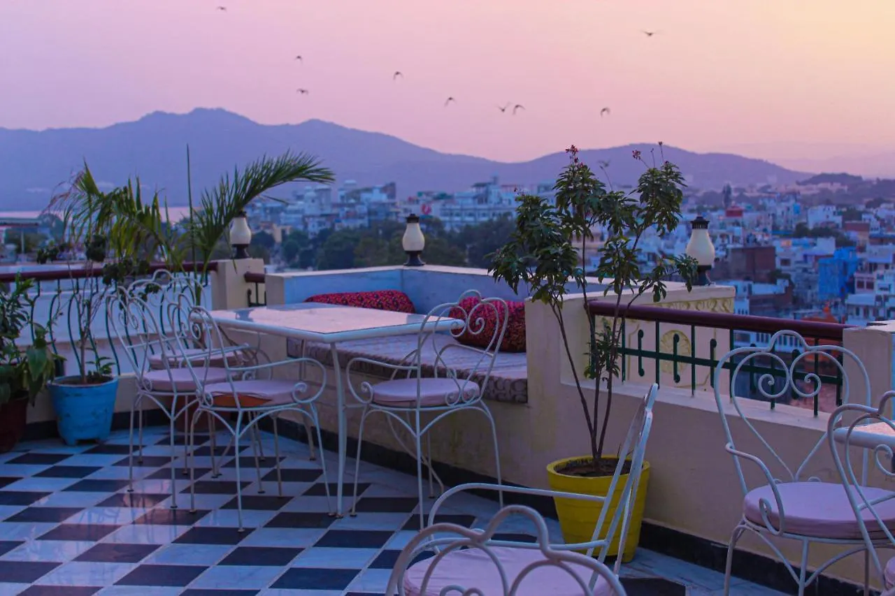 Hotel Mewari Villa Udaipur Couette-café